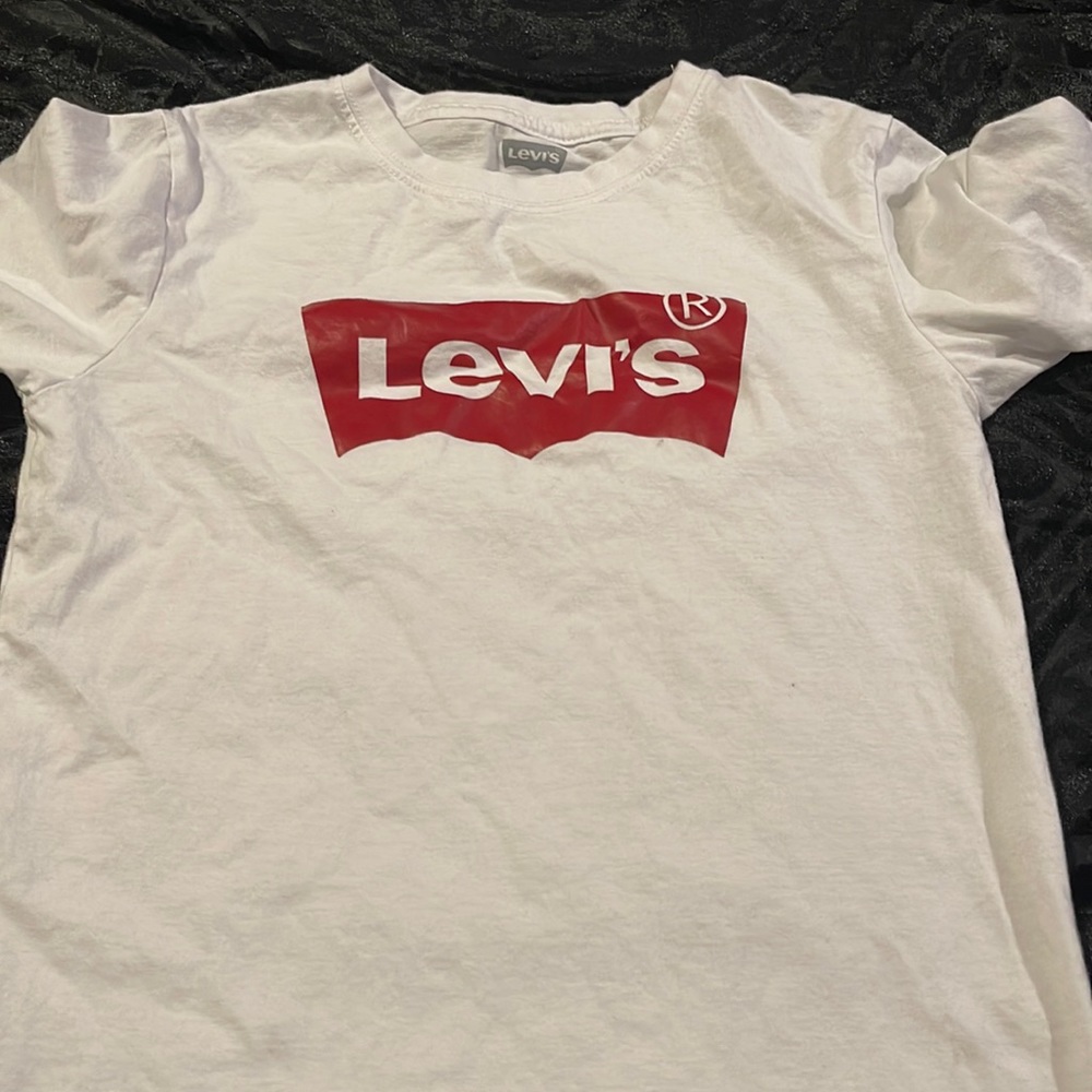 White Levi’s T-shirt